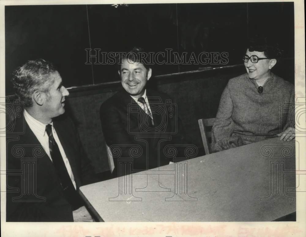 1975 Press Photo Sal Grunby, Senatory Howard Nelson, & Rita Weis in New York - Historic Images