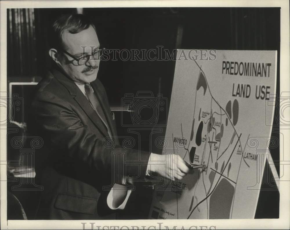 Press Photo Robert Weiss points out project proposals on map in New York - Historic Images