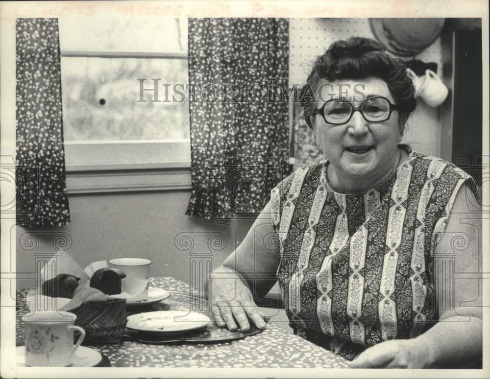 1977 Press Photo Rita Weiss at dining table in her New York home - tua13815 - Historic Images