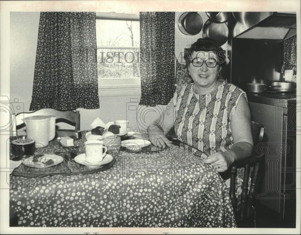 1977 Press Photo Rita Weiss at dining table in her New York home - tua13816 - Historic Images