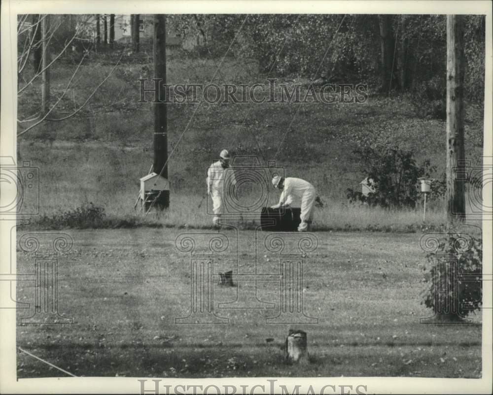 1982 Press Photo Workers prepare to clean up contaminated soil in Albany, NY - Historic Images