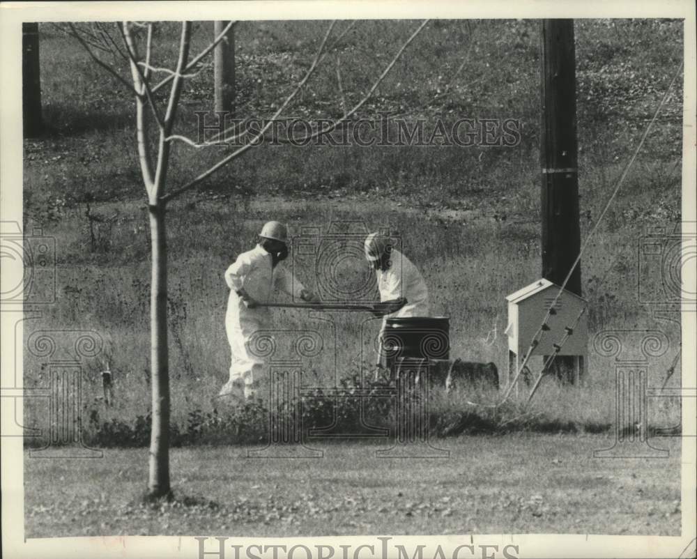 1982 Press Photo Workers cleaning up contaminated soil in Colonie, New York - Historic Images