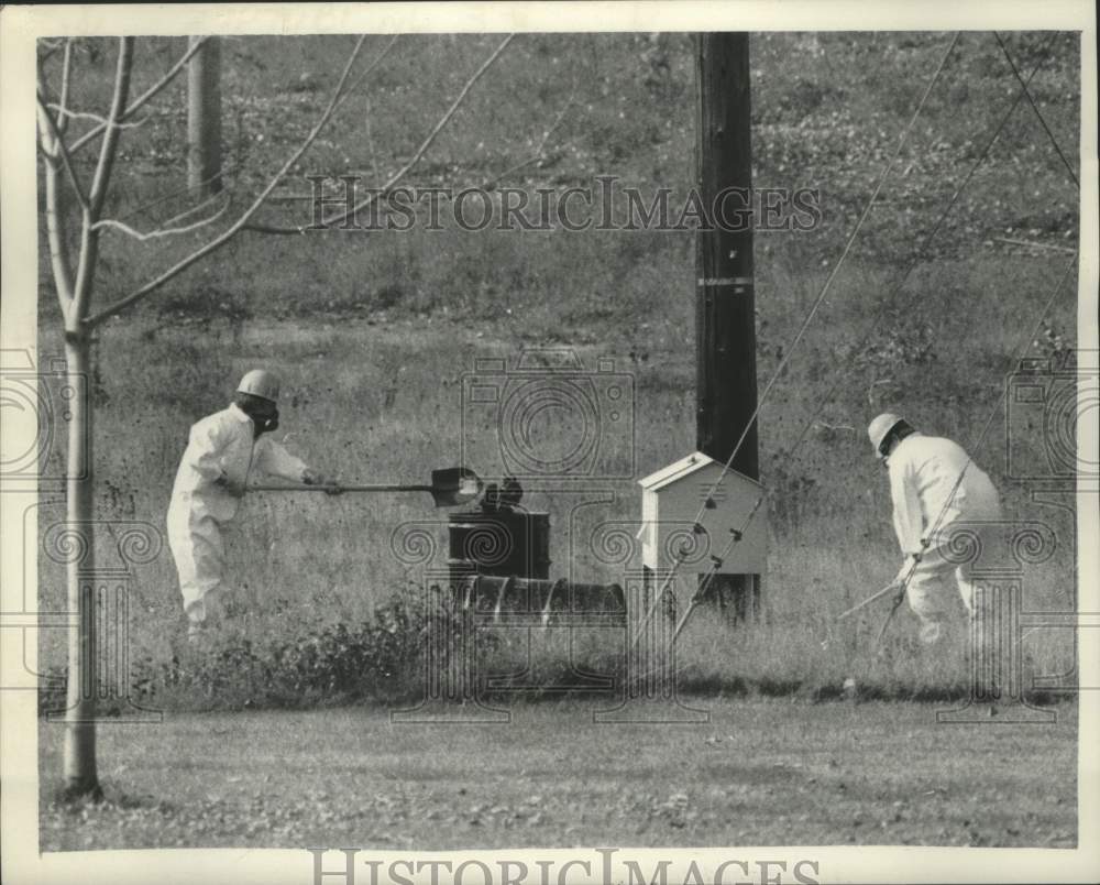 1982 Press Photo Workers cleaning up contaminated soil in Colonie, New York - Historic Images