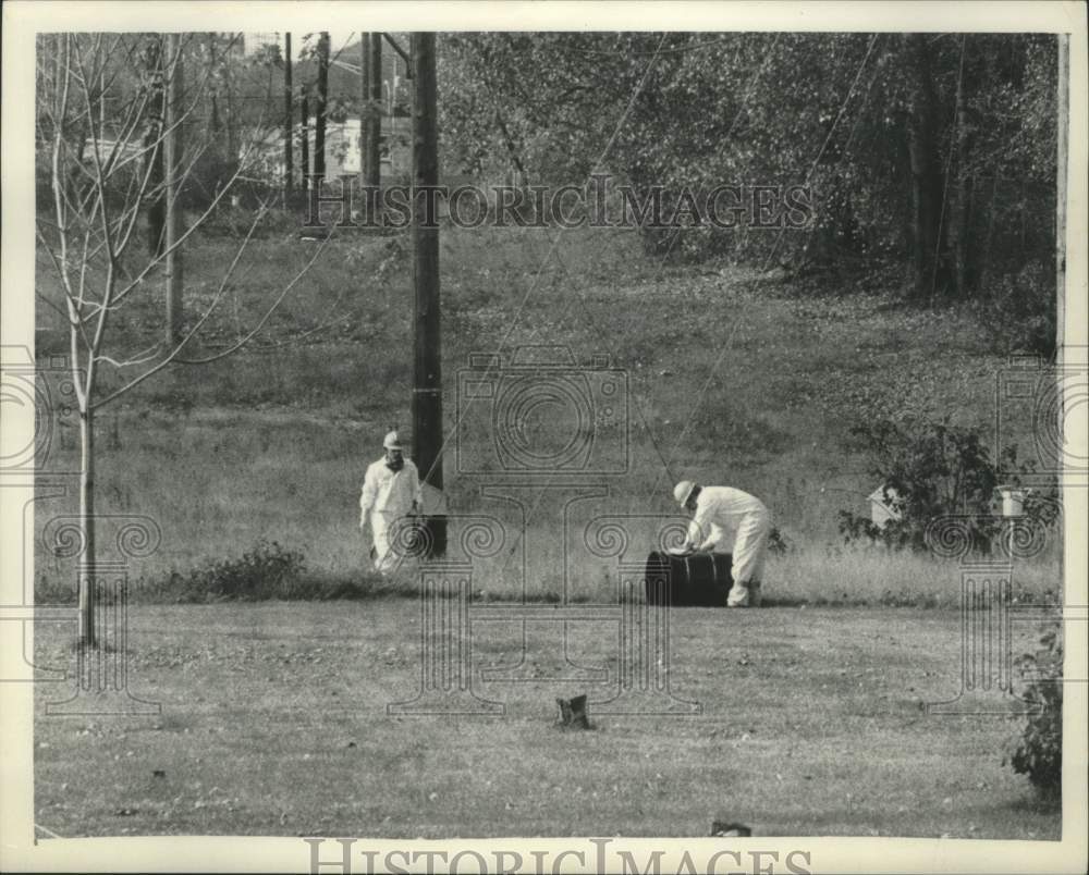 1982 Press Photo Workers prepare to clean up contaminated soil in Colonie, NY - Historic Images