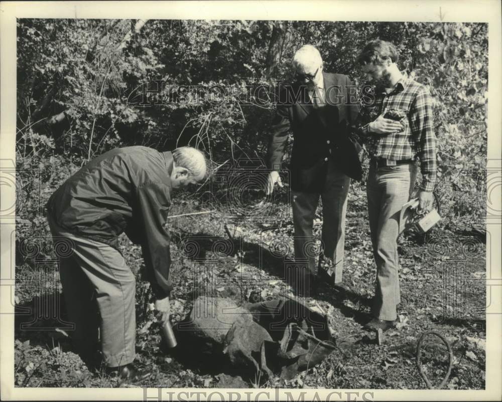 1982 Press Photo New York officials examine contaminated soil in Colonie - Historic Images