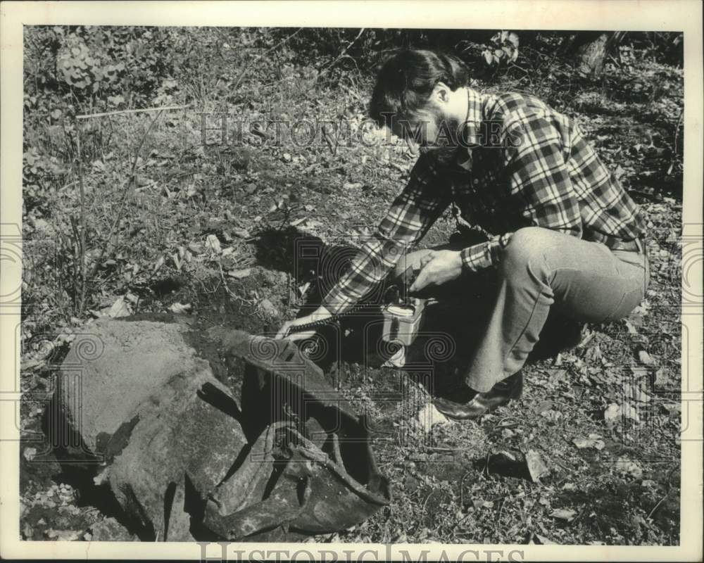 1982 Press Photo New York Health Department official examines contaminated soil - Historic Images