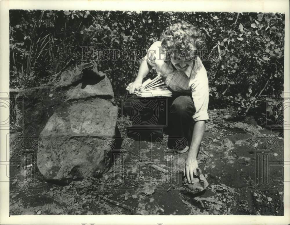 1982 Press Photo Tom Ellis inspects drum behind NL Industries, Colonie, New York - Historic Images