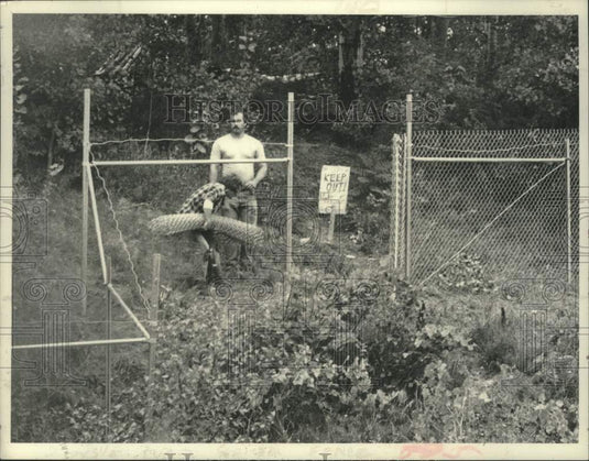 1982 Press Photo Two men working on fence installation behind NL Industries, NY - Historic Images