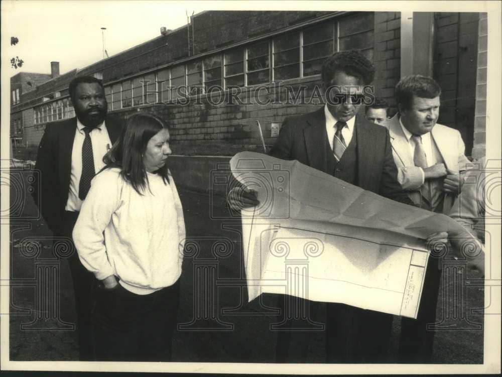 1987 Press Photo Members of Citizens Concerned about NL meet at the plant, NY - Historic Images