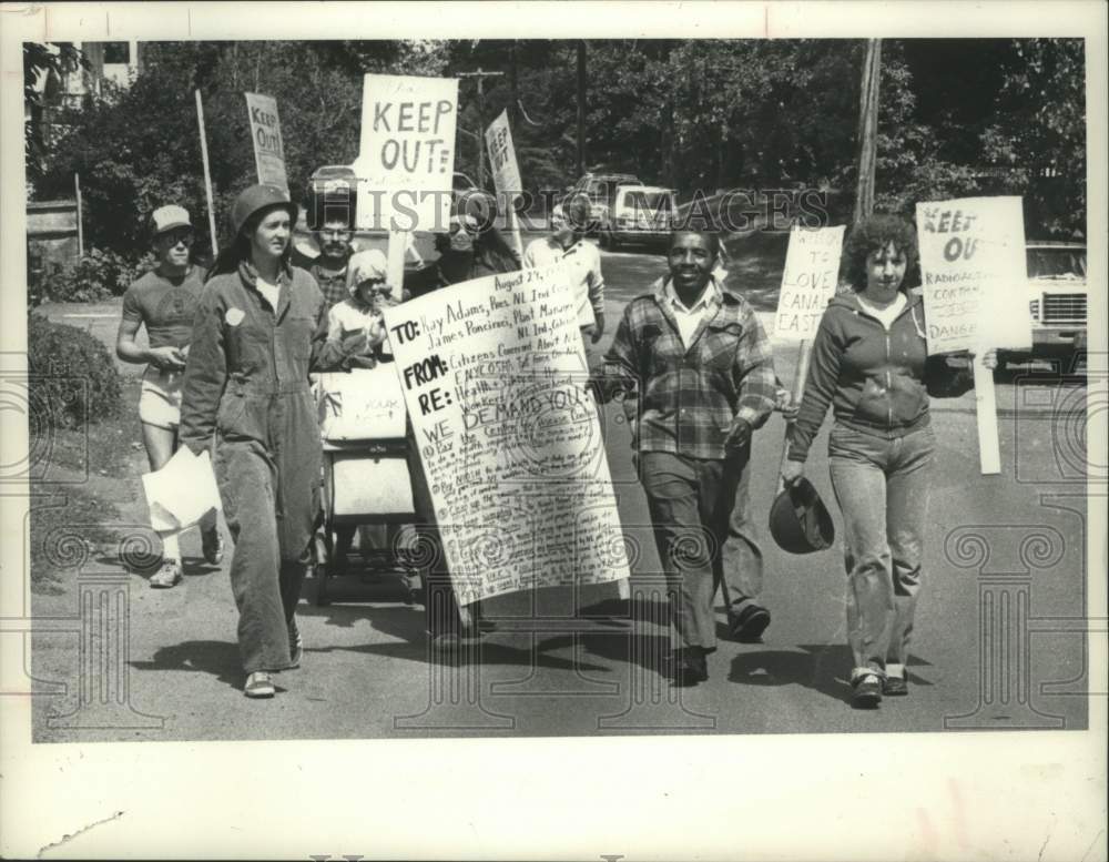 1982 Press Photo Demonstrators march down Crammond St. near NL Industries in NY - Historic Images