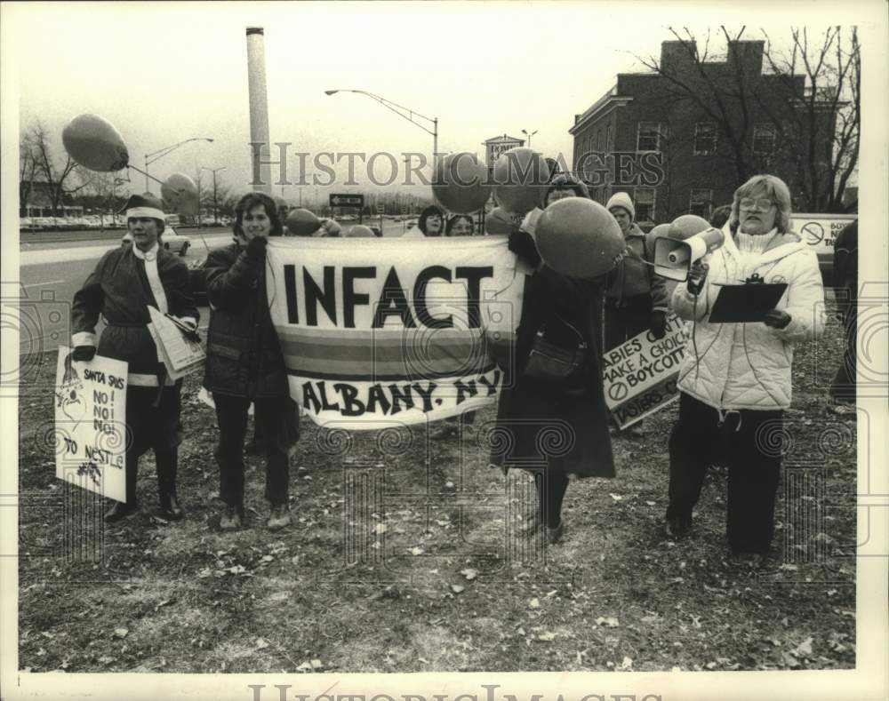 1983 Press Photo INFACT demonstration against Nestle&#39;s at Toys R Us, Colonie, NY - Historic Images