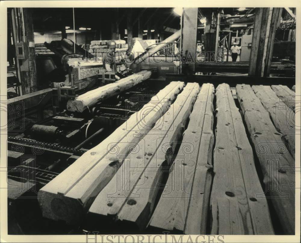 1986 Press Photo Logs being cut for building log homes, Great Barrington, MA - Historic Images