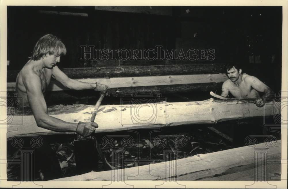 1986 Press Photo Scott Conner &amp; Charles Clark peel logs in Great Barrington, MA - Historic Images