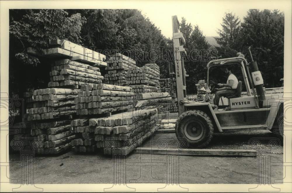 1986 Press Photo Log stacks at Great Barrington, Massachusetts log home builder - Historic Images