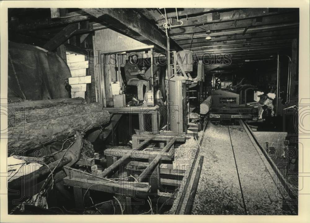 1986 Press Photo Logs sawn at Great Barrrington, Massachusetts log home builder - Historic Images