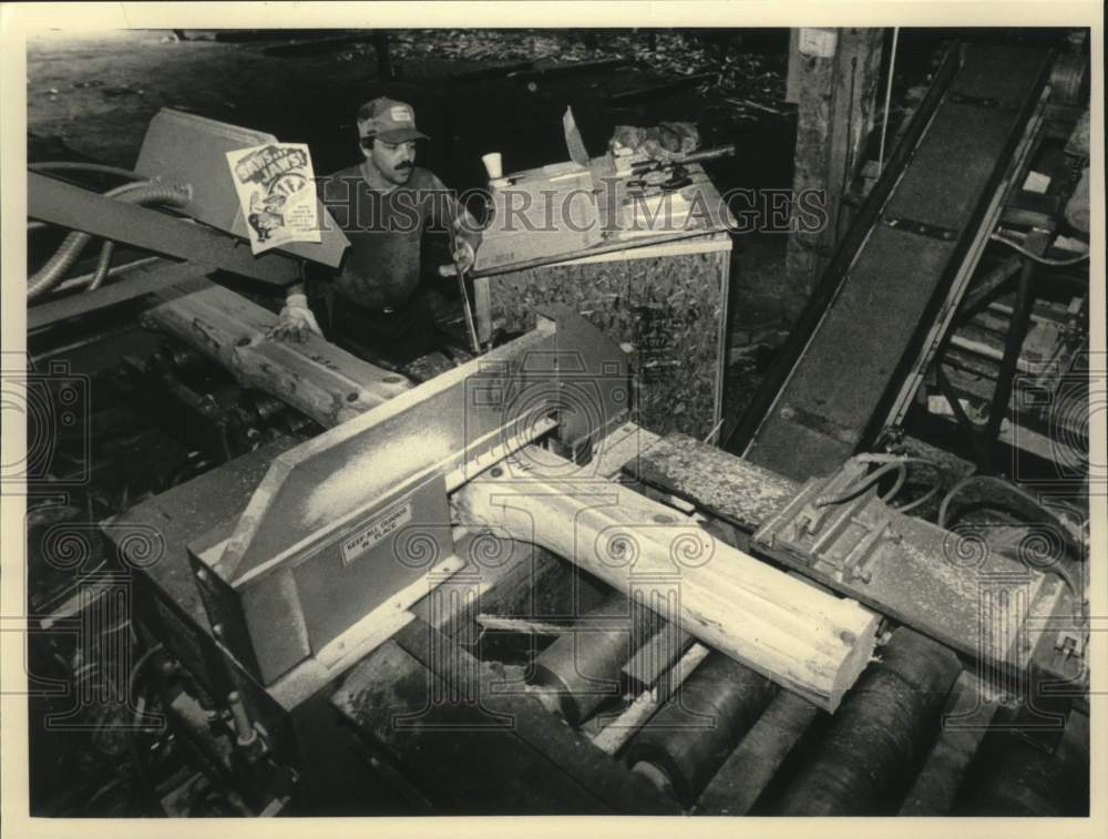 1986 Press Photo Logs sawn at Great Barrington, Massachusetts log home builder - Historic Images