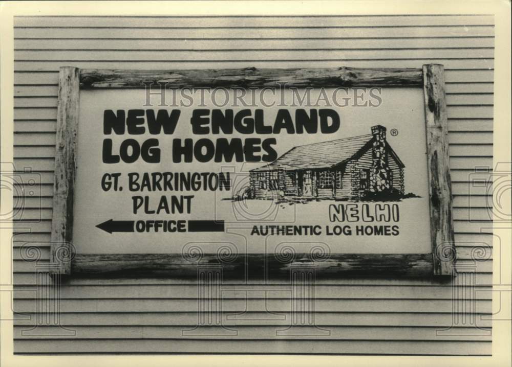 1986 Press Photo Sign on Great Barrington, Massachusetts log home builder - Historic Images