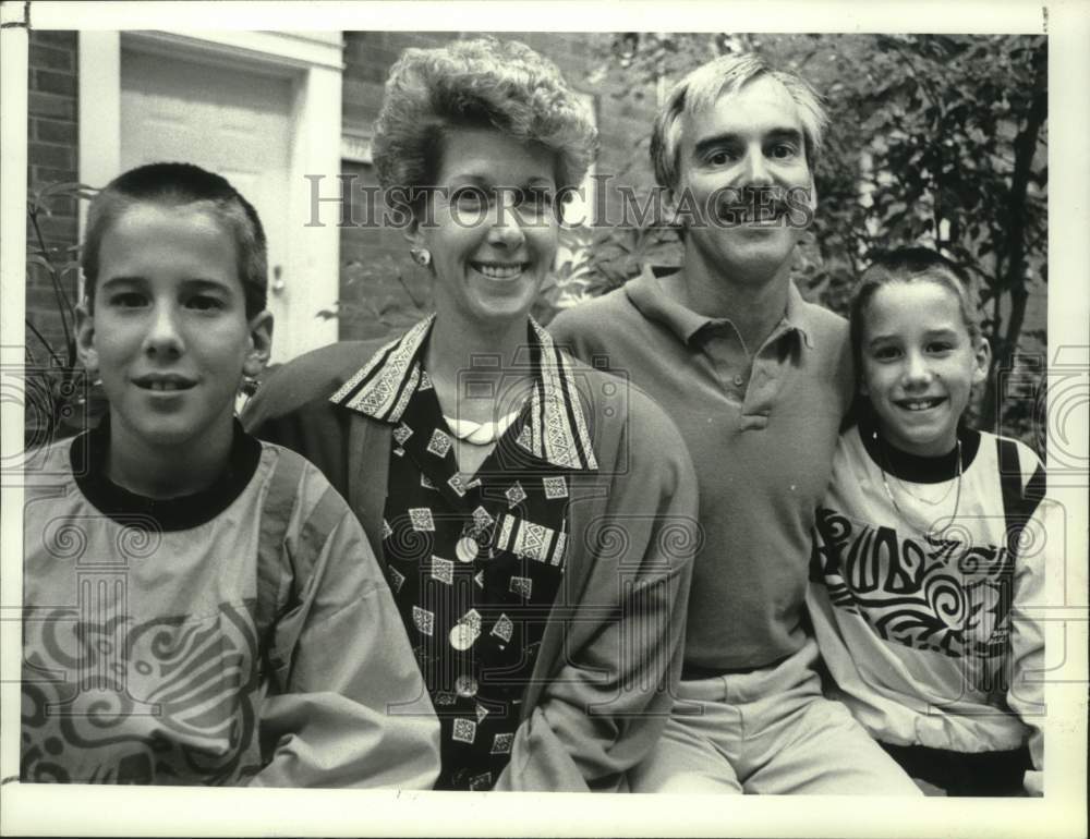 1990 Press Photo The Nolett family at the Americana Inn in Albany, New York - Historic Images