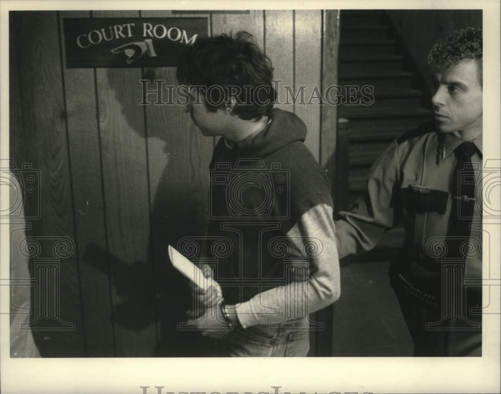 1985 Press Photo Dennis Nolan during narcotics arrest in New York - tua14009 - Historic Images