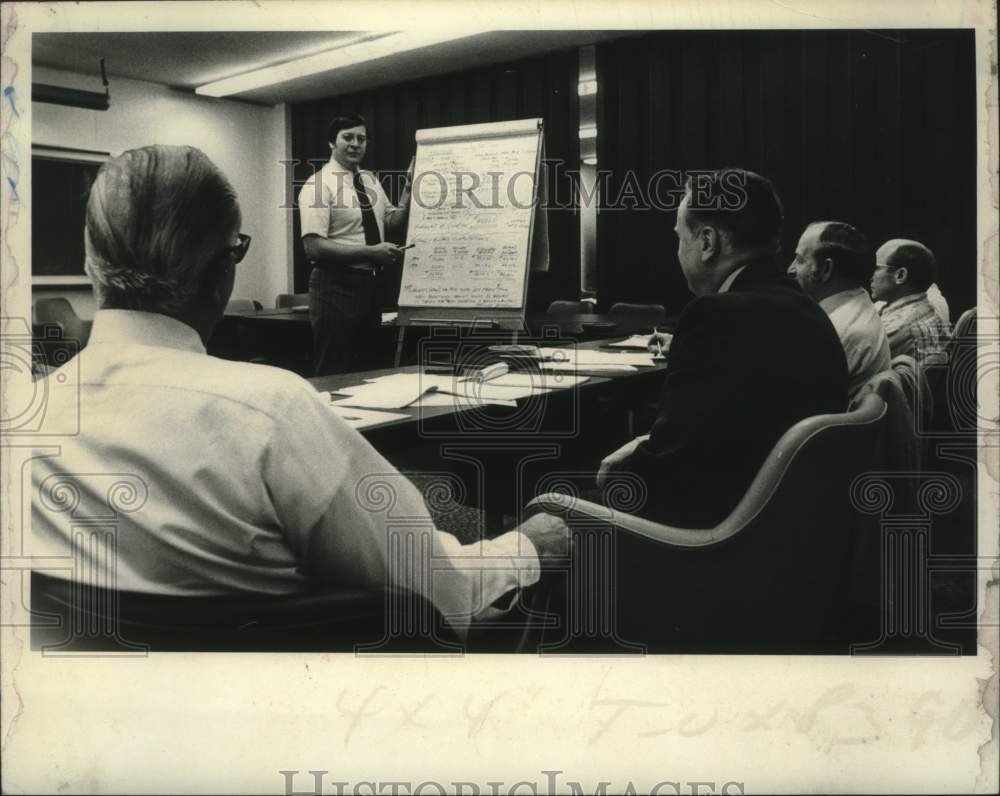 Press Photo Louis Noble leads training session for IRS staff in Albany, New York - Historic Images
