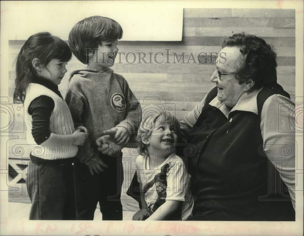 1979 Press Photo Margaret Noble with group of children in New York - tua14025 - Historic Images