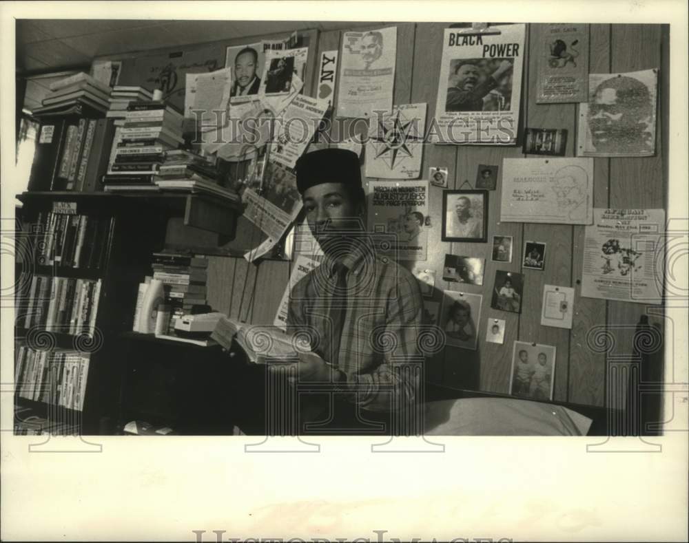 1983 Press Photo El-Wise Noisette with posters in his Albany, New York home - Historic Images