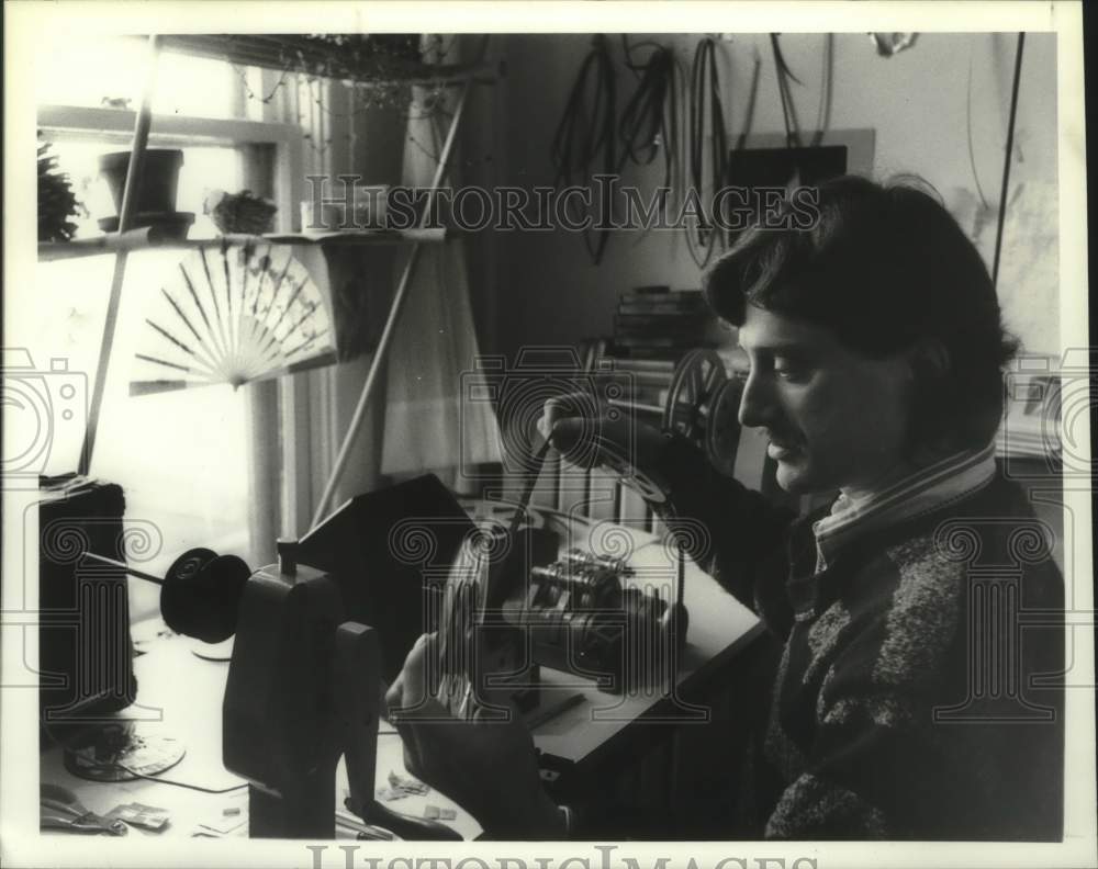 1988 Press Photo Screenwriter Michael Wayne editing movie in his Albany, NY home - Historic Images