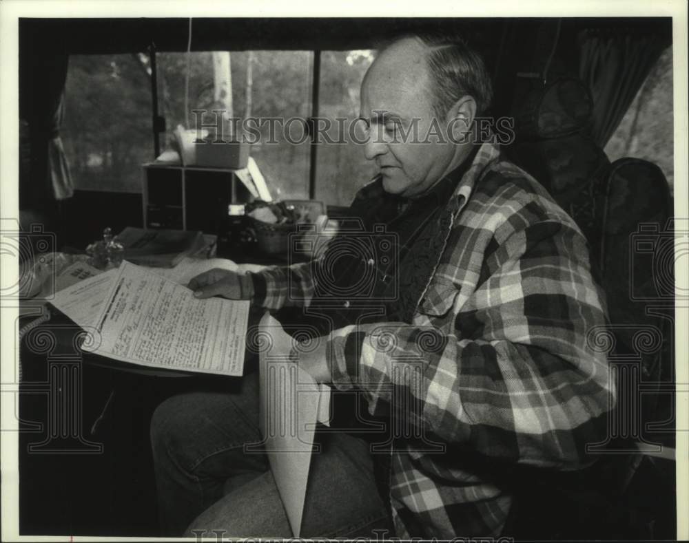 1990 Press Photo Ed Weaver shows correspondence from aid agencies in New York - Historic Images