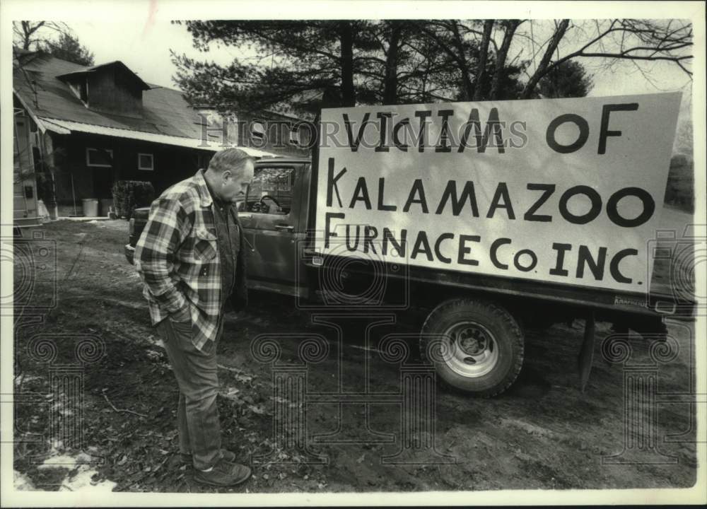 1990 Press Photo Ed Weaver with sign on his truck at his Corinth, New York home - Historic Images