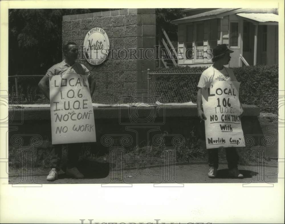1989 Press Photo Norlite staff picketing in front of plant in Cohoes, New York - Historic Images