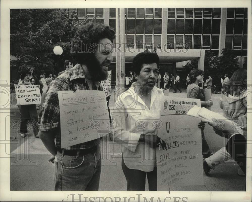 1980 Press Photo New York State Employees interviewed at union rally in Albany - Historic Images