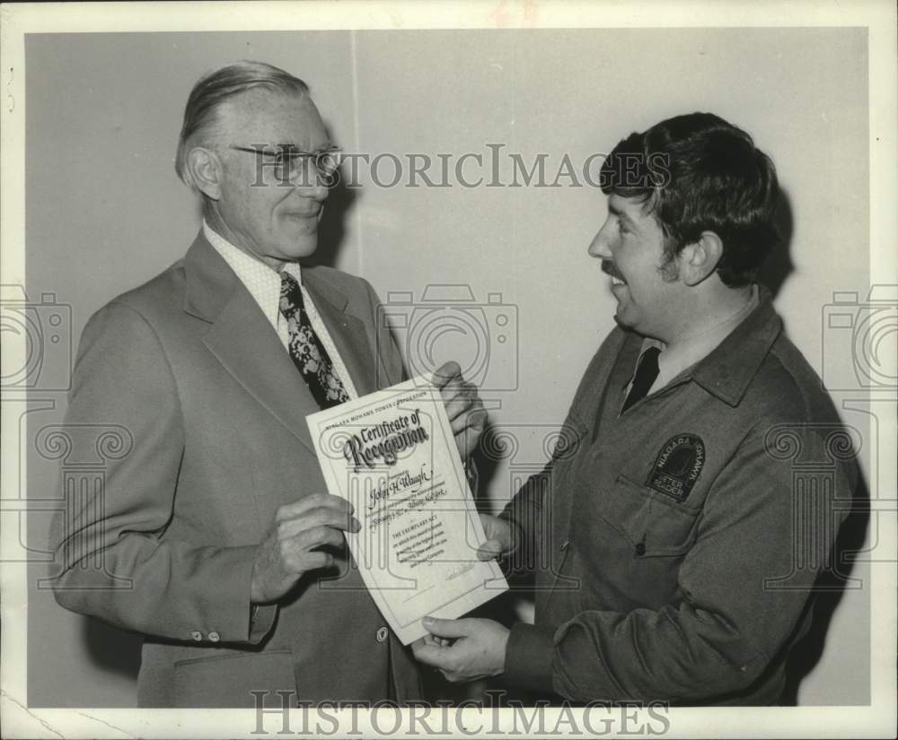 1977 Press Photo Niagara Mohawk employee John Waugh receives award in New York - Historic Images