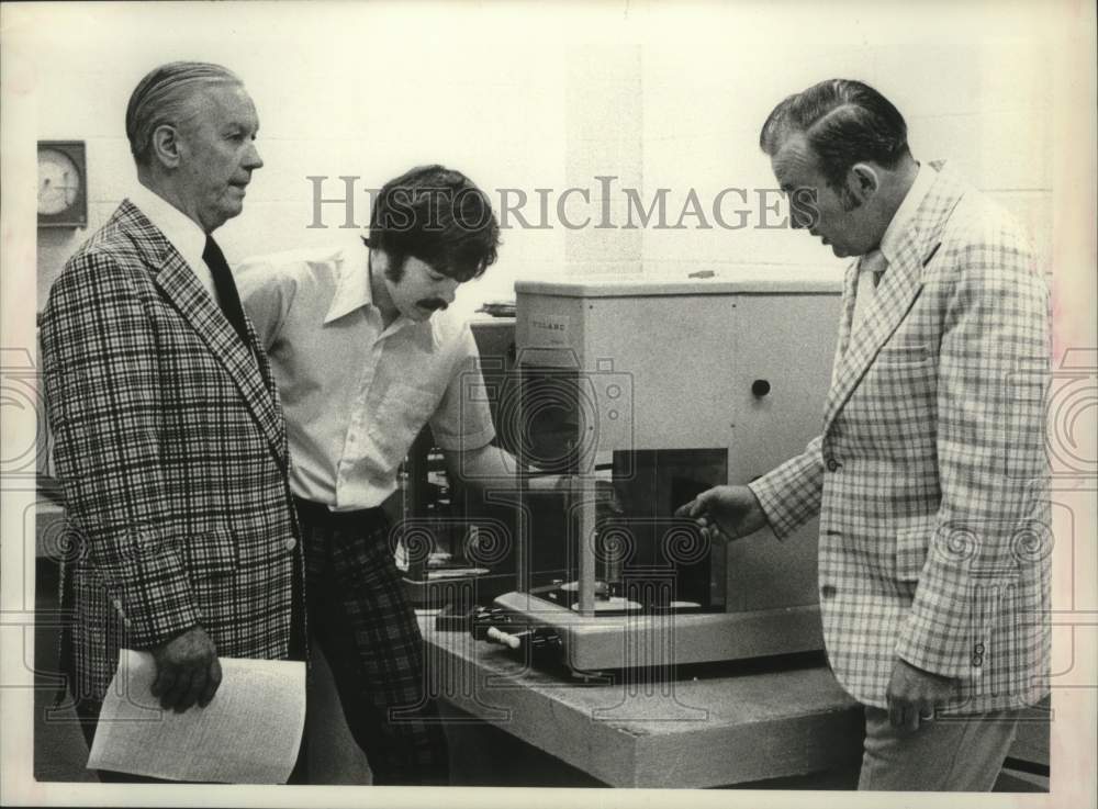 1977 Press Photo Kenneth Weafer and others look at small machine - tua14074 - Historic Images