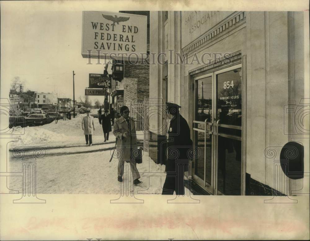 1978 Press Photo FBI agent enters West End Savings Bank in Albany, New York - Historic Images