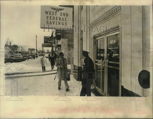 1978 Press Photo FBI agent enters West End Savings Bank in Albany, New York - Historic Images