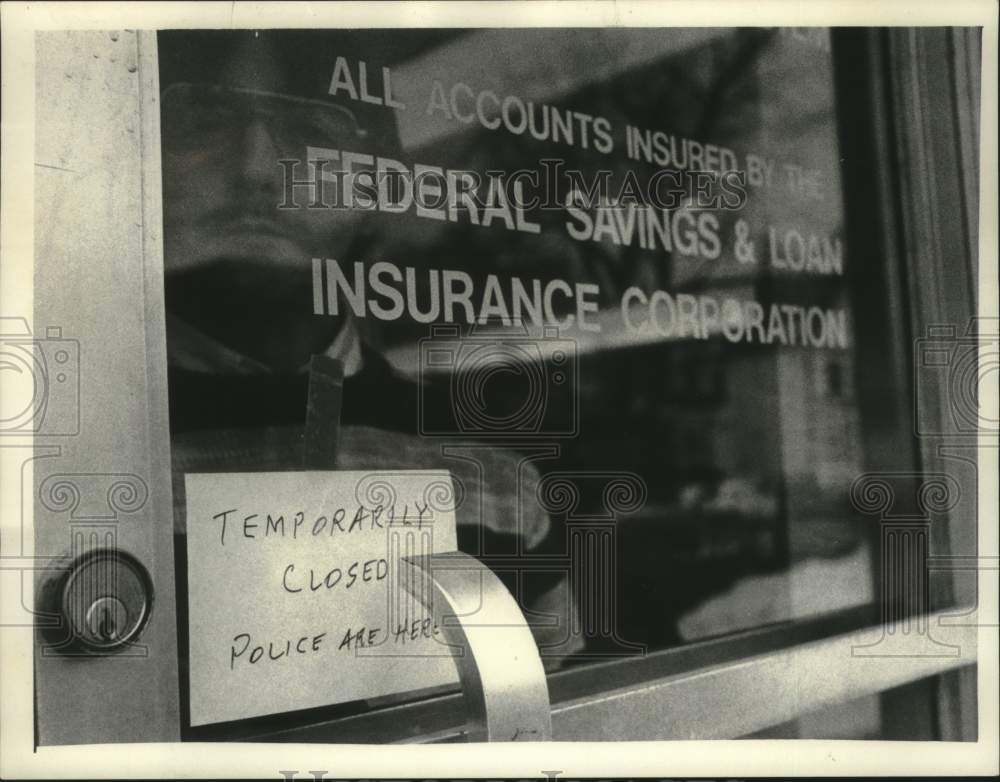 1983 Press Photo Sign announcing Albany, NY bank closed while police are present - Historic Images