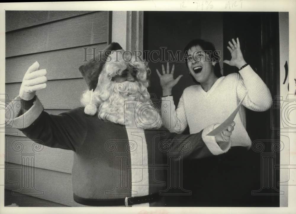 1981 Press Photo Cindy Werner sings with Santa Claus in Albany, New York - Historic Images