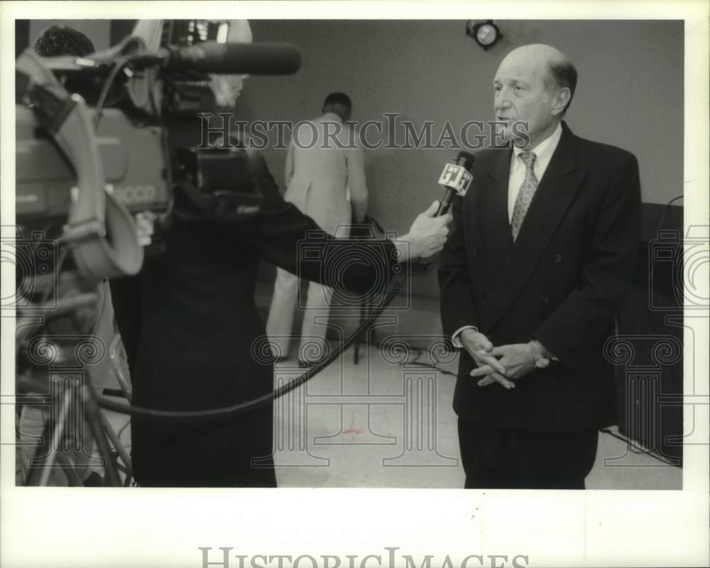 1993 Press Photo Speaker of Assembly, Saul Weprin, interviewed by TV station NY - Historic Images
