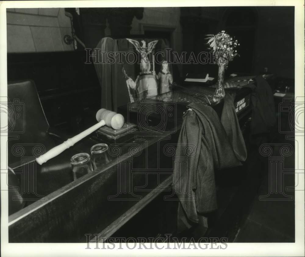 1994 Press Photo Speakers dais in Assembly is draped in memorium of Saul Weprin - Historic Images