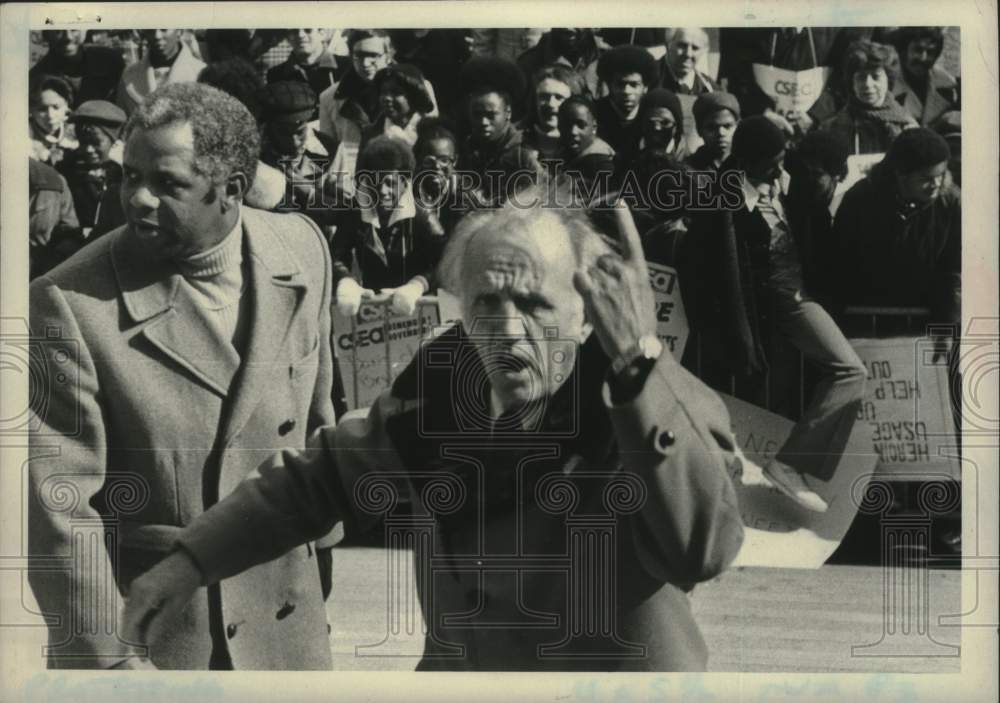 1976 Press Photo CSEA President Ted Wenzl leads protesters at Capitol in NY - Historic Images