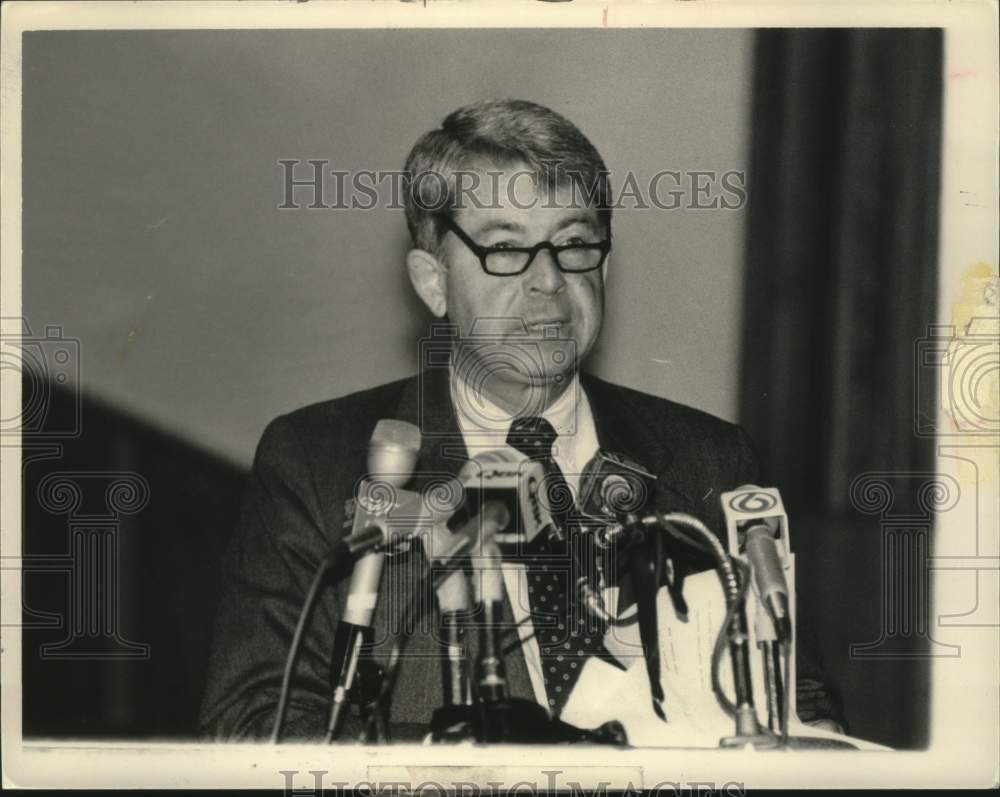 1984 Press Photo New York State Senator Howard Nolan speaks at Albany Capitol - Historic Images