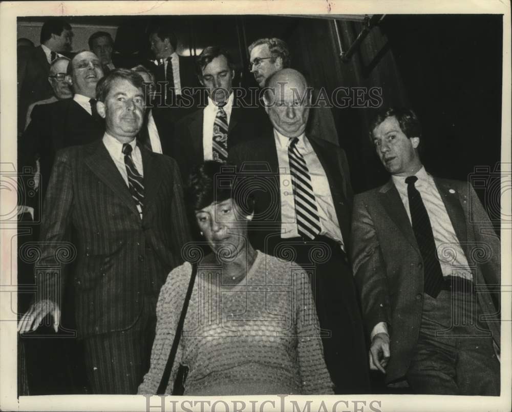 1982 Press Photo New York politicians leaving press conference in Albany - Historic Images