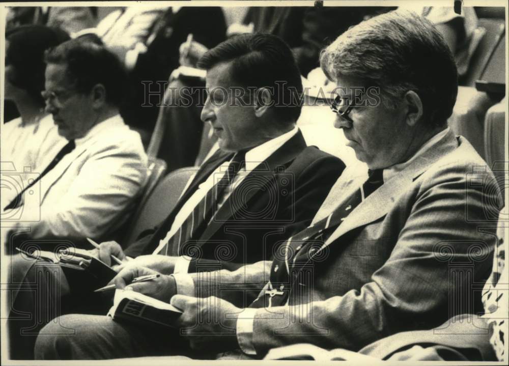 1986 Press Photo New York Senator Nolan at Saratoga Springs horse sales - Historic Images