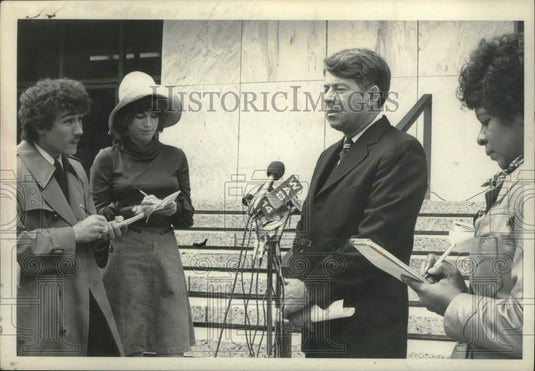 1977 Press Photo Senator Howard Nolan holding a press conference - tua14140 - Historic Images