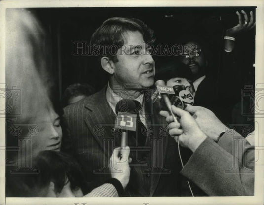 1978 Press Photo Senator Howard Nolan with family speaks to reporters - Historic Images