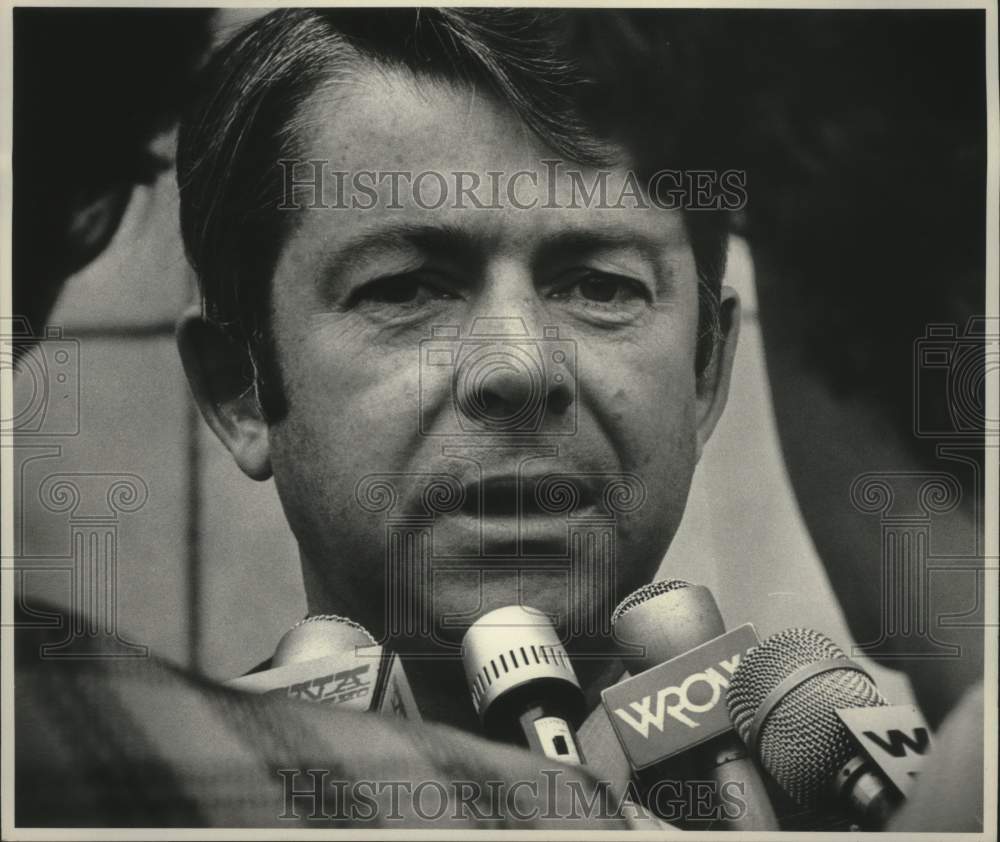 1979 Press Photo Senator Howard Nolan speaks with reporters - tua14149 - Historic Images
