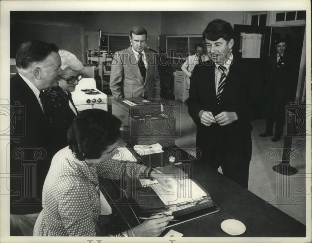 1977 Press Photo Howard Nolan voting at School 20, North Albany, New York - Historic Images