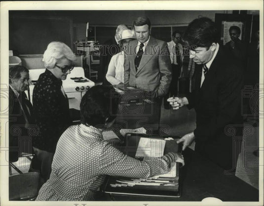 1977 Press Photo Howard Nolan registering to vote at school in New York - Historic Images