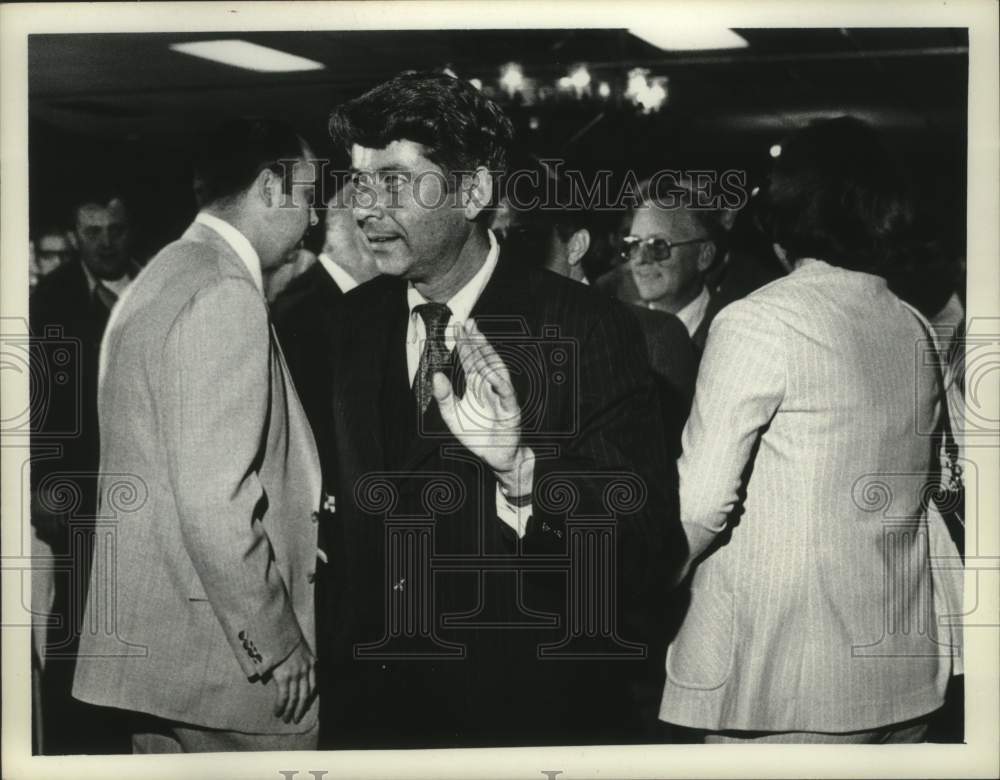1977 Press Photo Howard Nolan waves at unknown person at a gathering - tua14158 - Historic Images