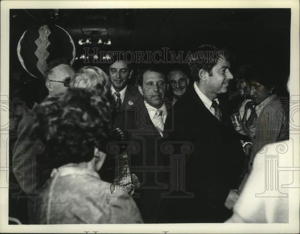 1977 Press Photo Howard Nolan shaking hand with others at a gathering - Historic Images
